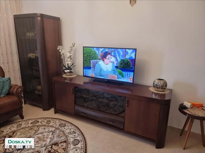 Витрина с стеклянной дверью и комод с полками и 2