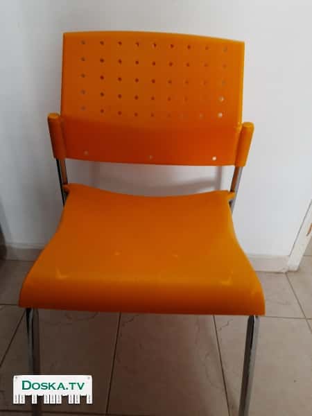 Продаются стулья (2 шт.)Материал жёсткий пластик, на металлическом каркасе. Высота