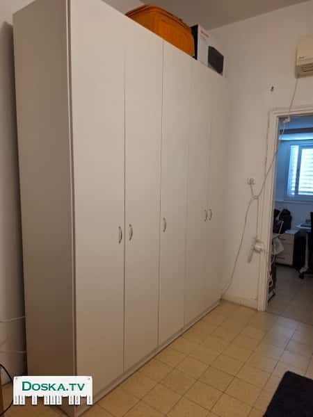 5 -ти дверный шкаф. Высота 2.4 м, ширина 2 м,