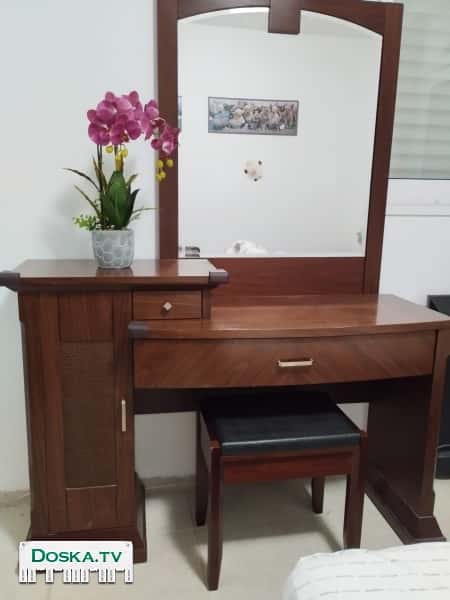 Продаю трюмо стол для макияжа с зеркалом с пуфиком