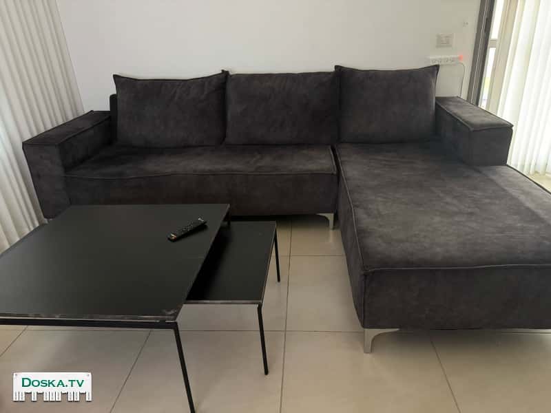 Диван в хорошем состоянии 2.9-1.9 размер метра очень удобный, есть