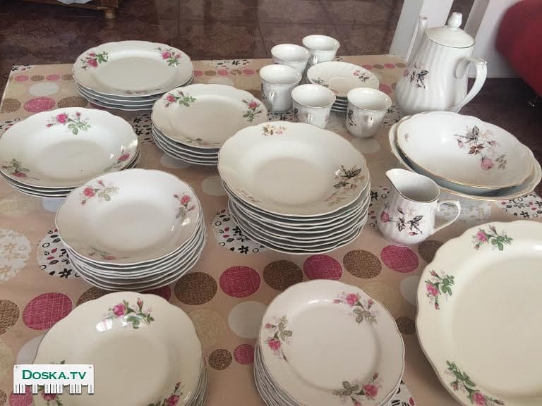 Чайный и обеденный сервиз.