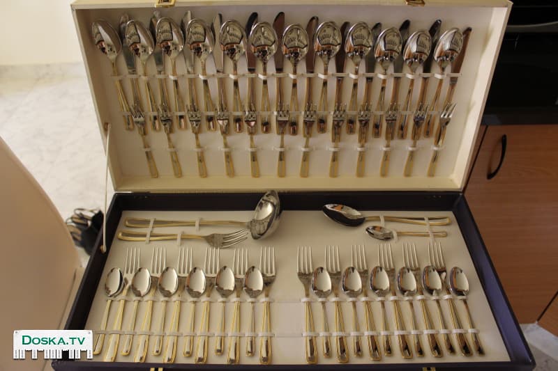 Столовый набор на 12 персон.