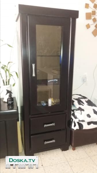 витрину за 280шек.разм.171/63/43 И  тумбу для телевизор 196/46/70 за