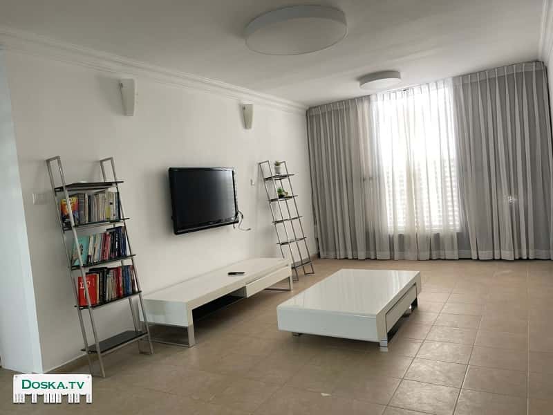 Сдается 5-комнатная квартира после ремонта в Кирьят Шарет, Холон, 4