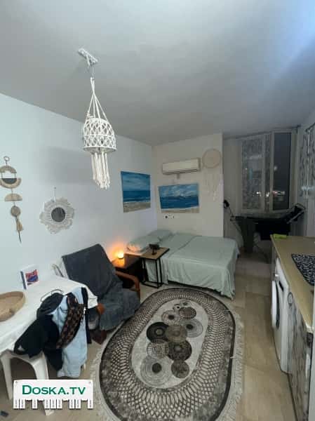 Студия в центре Натании на первом этаже, мебилированная ( кровать,