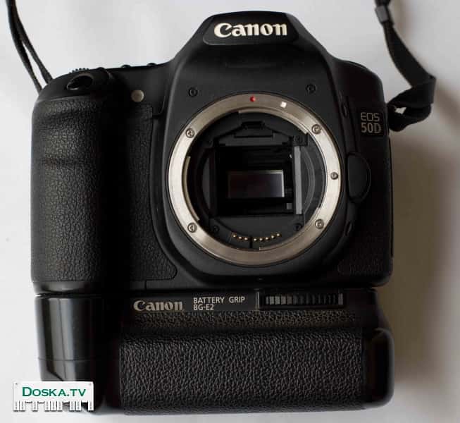 Полупрофессиональный зеркальный фотоаппарат - body с батарейным блоком в хорошем