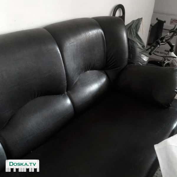 Диван трехместный на деревянном каркасе. Не новый, но выглядит великолепно,