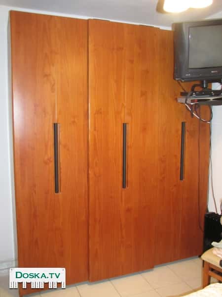 спальня сделана из натурального дерева. матрас ортопедический 190-150. камод с