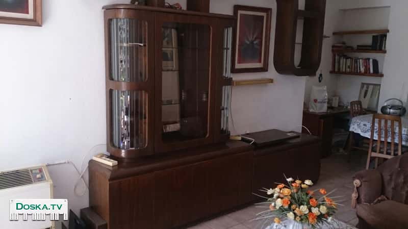 Буфет в отличном состоянии. Две тумбы, шкафчик со стеклянными дверьми,