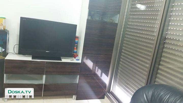 Витрина для телевизора+ шкафчики с отделениями для сувениров под стеклом.