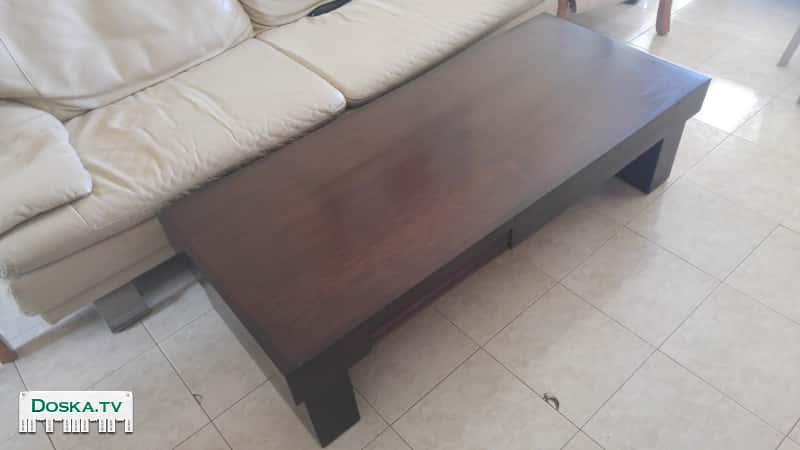 журнальный столик из чистого дерева, очень красивый.