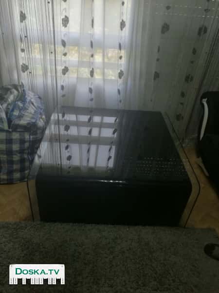 Отличный стеклянный стол, Очень подходит в салон! Ширина-105см, высота-45см)))))