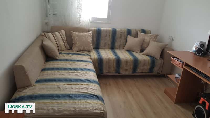 Большой угловой диван 2.4*2.6. В хорошем состоянии. Раскладывается в полноценное