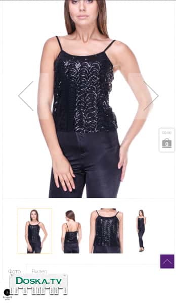 Стильная майка приталенного силуэта, декорированная пайетками. Изделие с тонкими бретелями