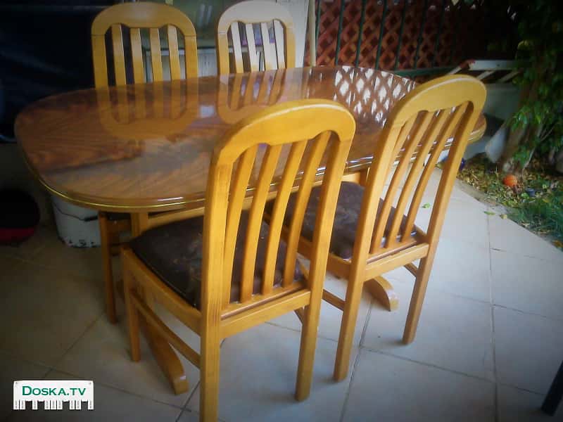 Полированный обеденный стол размером 144х84 см, раздвигается до 210 см.