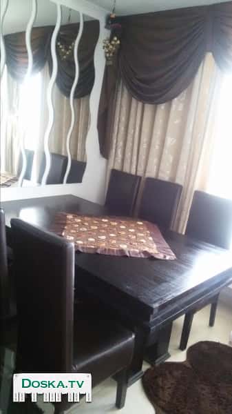 Темно-коричневый стол длинна1.80 см. ширина 1м. Раскладывает 2.50 м.и