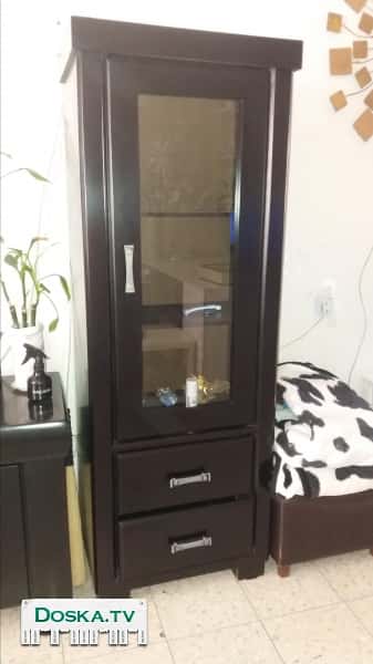 витрину за 280шек.разм.171/63/43 И тумбу для телевизор 196/46/70 за