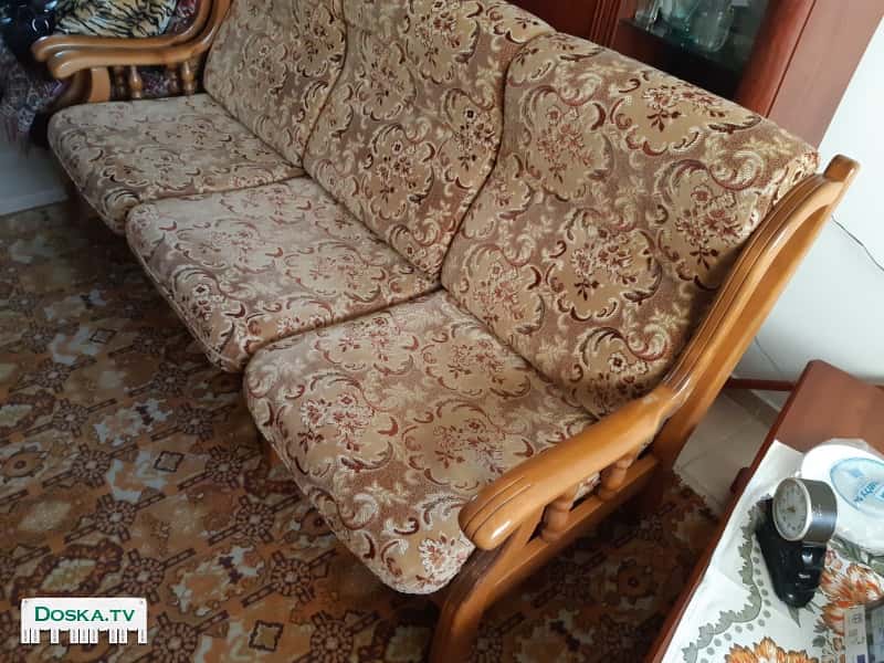 Кресло-диванчик для 3-их. Основа деревянная, цельная. Размер 194 сантиметра в