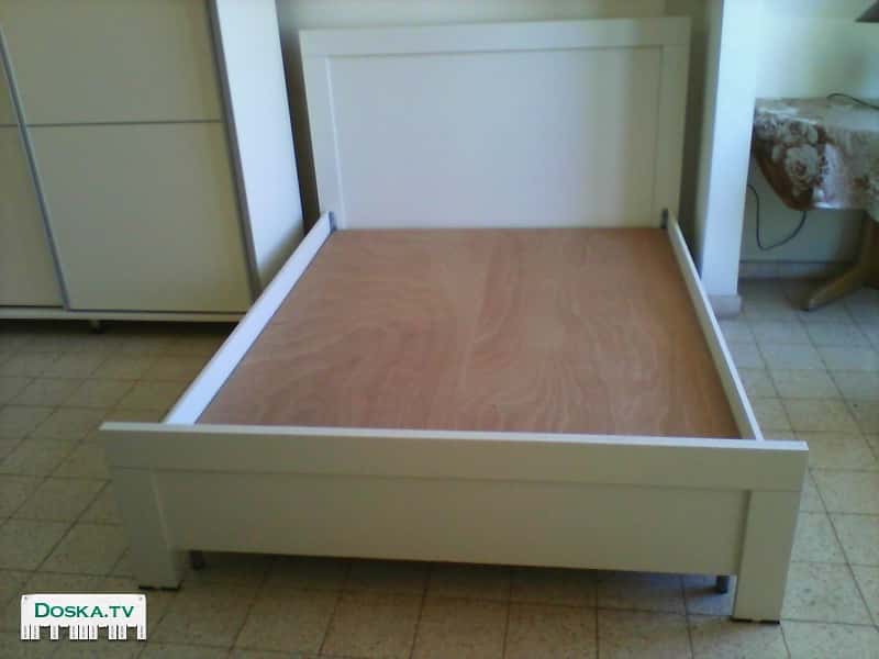 двухспальная кровать (190x140) в хорошем состоянии, светло-бежевого цвета с двумя