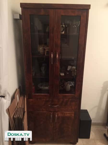 Витрина- натуральное дерево в отличном состоянии. Размеры:Глубина 45 см,