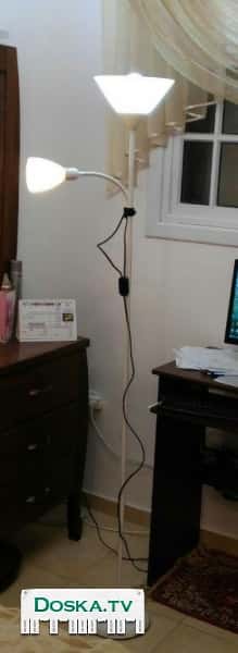 Напольный торшер, 2 плафона, с энергосберегающими лампочками. Состояние - как