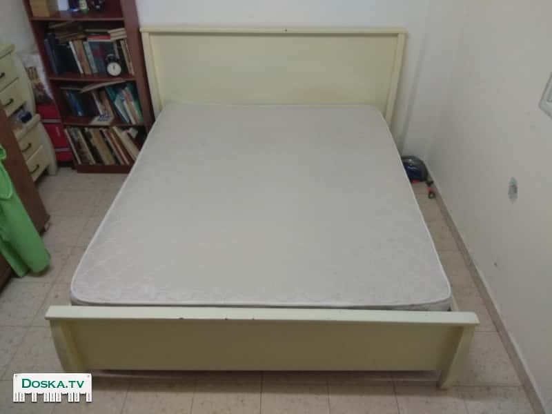 Кровать и две прикроватные тумбочки. Размер кровати 205*170 см