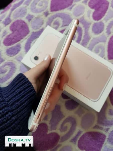 Состояние 5/5, розовый цвет, в комплекте нет только наушников.