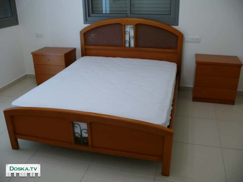 Двуспальная кровать производства италия- цельное дерево- почти не была в