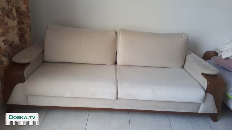 На продажу салон.Диван тройка(раскладывается) ,диван двойка,и 2 кресла.Состояние хорошее.Все чехлы