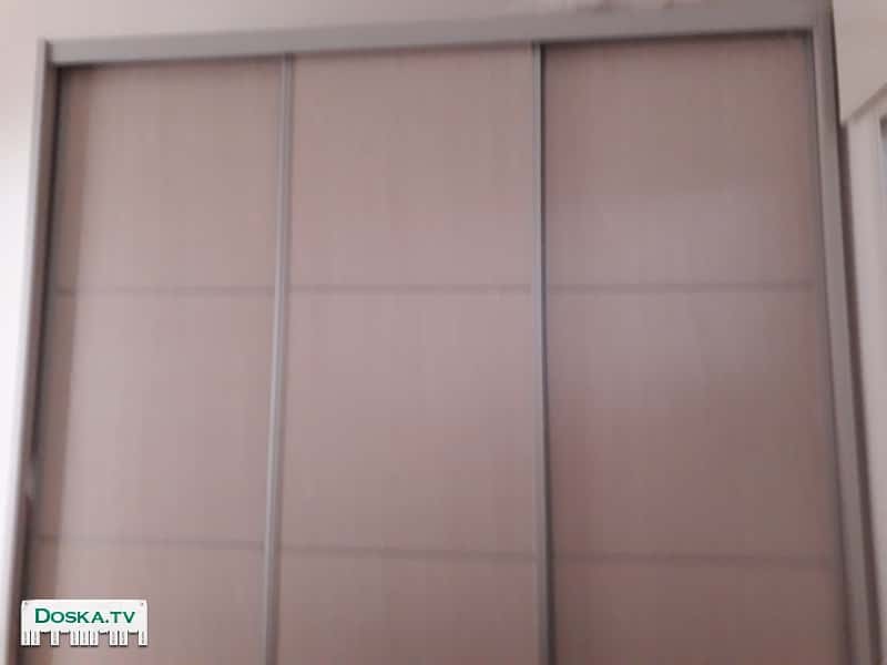 Спальня -кровать, 3х створчатый шкаф, комод с зеркалом, две тумбочки.