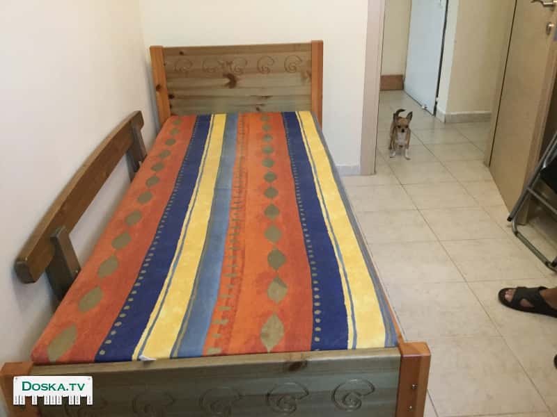 Диван который раскладывается на два места ,есть внизу ящики,он как