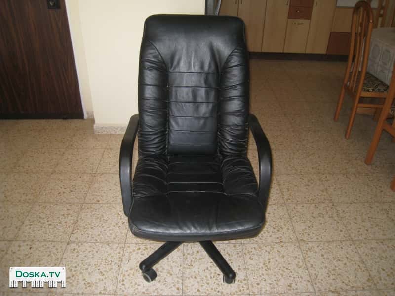 кожаное кресло в отличном состоянии,годится для пользователей компьютером.Цена 80 шекелей.