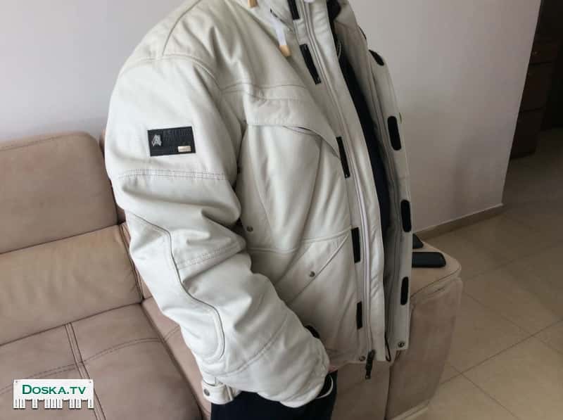 кожаная белая утеплённая куртка с капюшоном.пару раз одетая совсем