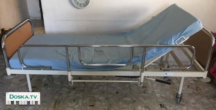 Медицинская кровать (мита сиюдит) на мощных колёсах со стоперами, с