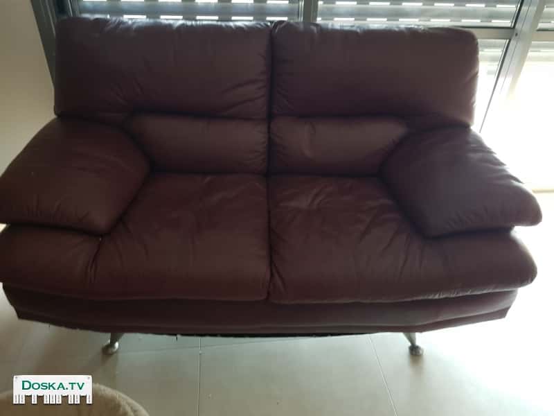 Диван и кресло. В хорошем состоянии. Натуральная кожа. Очень удобные