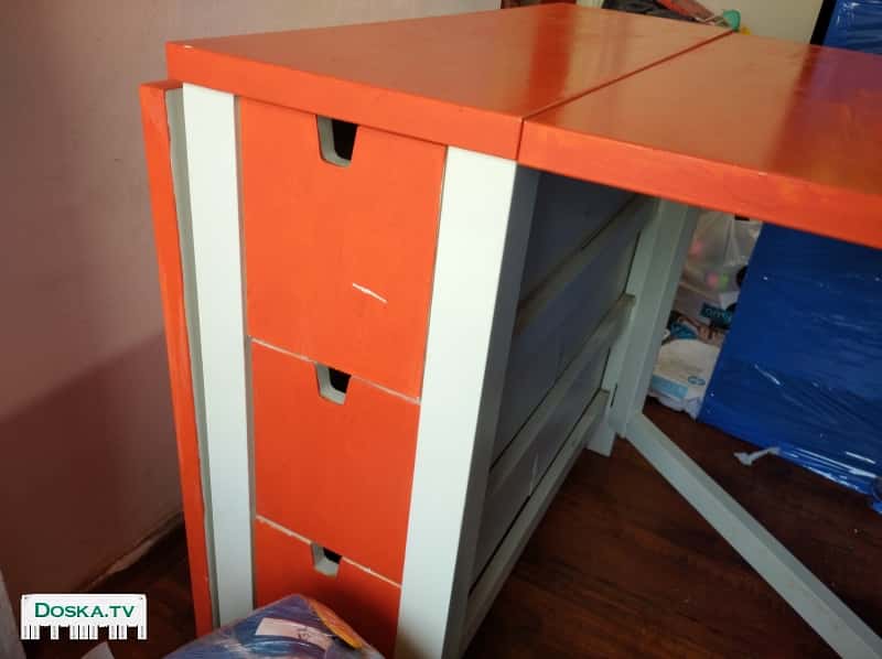 ОБЕДЕННЫЙ СТОЛ ОРАНЖЕВЫЙ С БЕЛЫМИ ножками подходит для небольшого салона