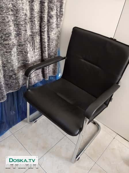 2 КАНЦЕЛЯРСКИХ КРЕСЛА под кожу в прекрасном состоянии очень удобные.