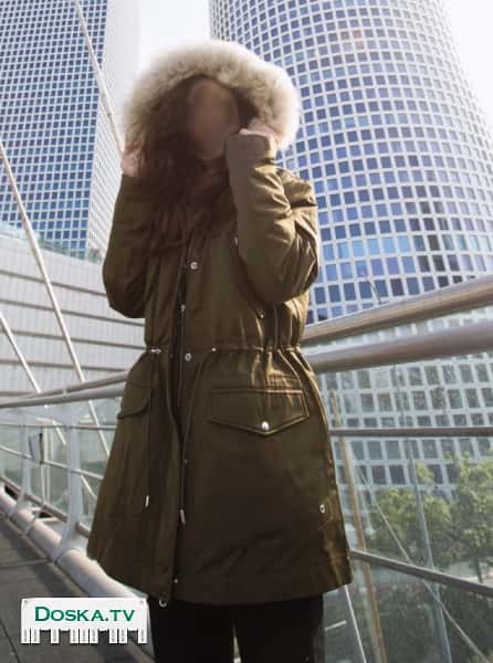 Куртка женская зимняя,теплая,водооталкивающая,размер S,цвет темно зелено-оливковый,с капюшоном,отторочена мехом,почти новая,покупалась в