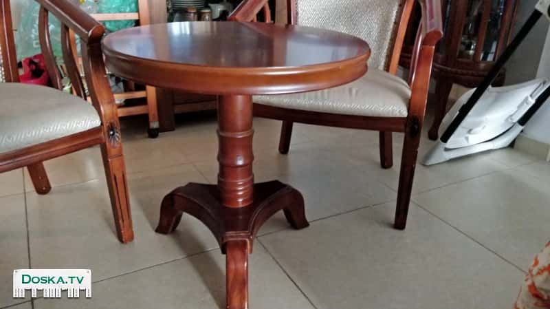 кофейный столик с двумя стульями. Состояние хорошее. Немного поцарапан. Нетания.