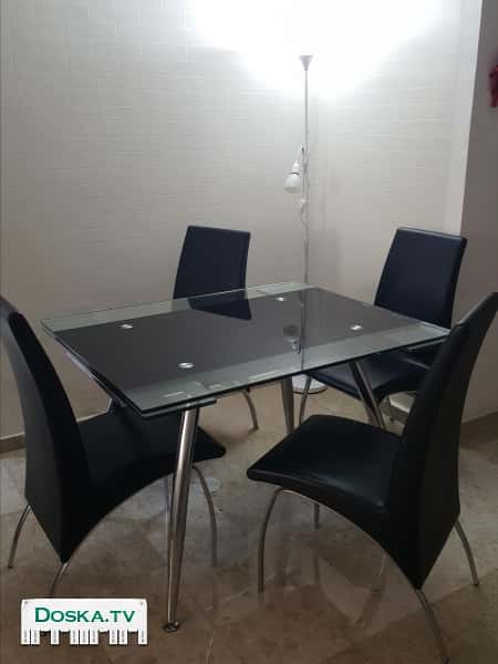 стеклянный стол со стульями.Размер 110×90,еще по бокам стол раскладывается по
