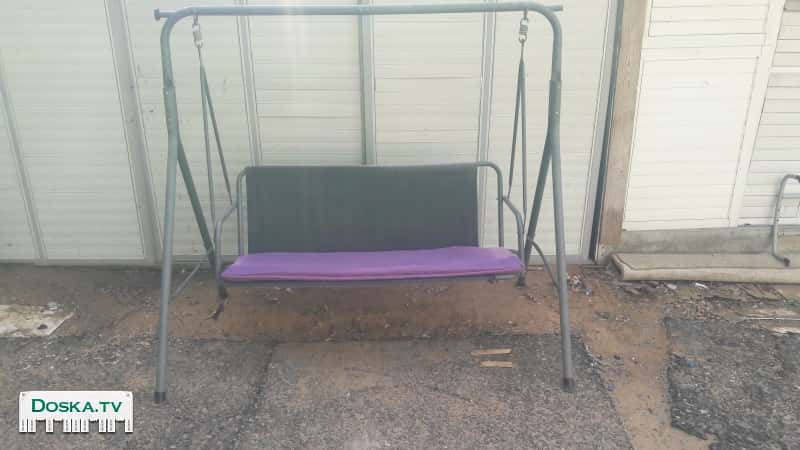 металлическая качеля из окрашенных труб заводская не самопал в