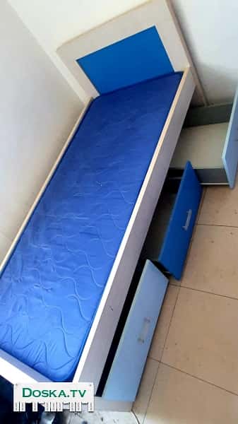 Детская кровать + матрасы (выдвигается в 2 спальных места, есть