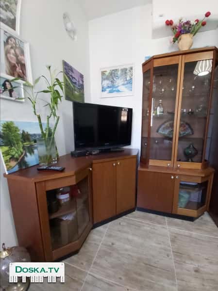 Сервант компактный , угловой , вместительный для маленьких помещений. В