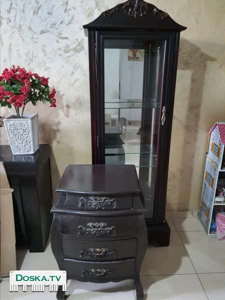 Продаю мебель из двух предметов.Ветрина и тумбочка в арабском стиле.300