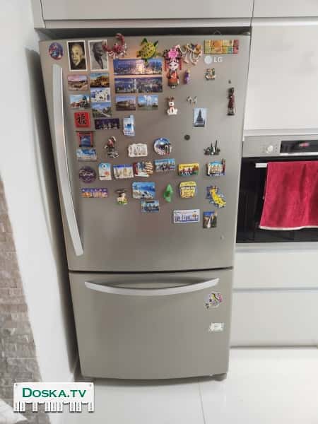 Холодильник цвет нероста, 585 литров вместимость, в рабочем состоянии. Размеры: