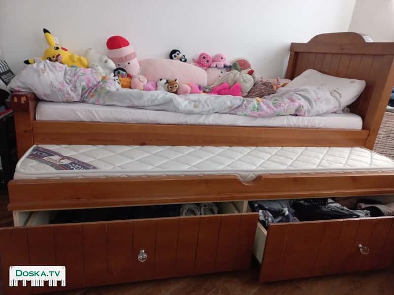 Детская кровать с выдвижной половиной и двумя ящиками. В отличном