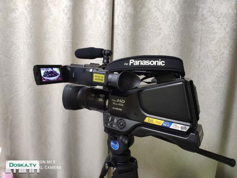 видеокамеру + штатив.Профессиональная наплечная камера HC-MDH2 Видео в Full HD.Отличная