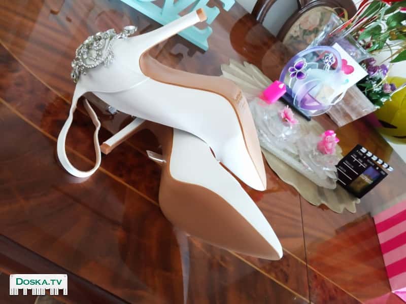 СРОЧНО Новые белые туфли 39 размера, украшенные кристаллами продаются по