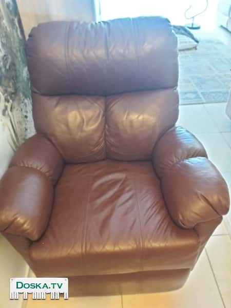 большое и очень удобное кожаное телевизионное кресло в отличном состоянии.
